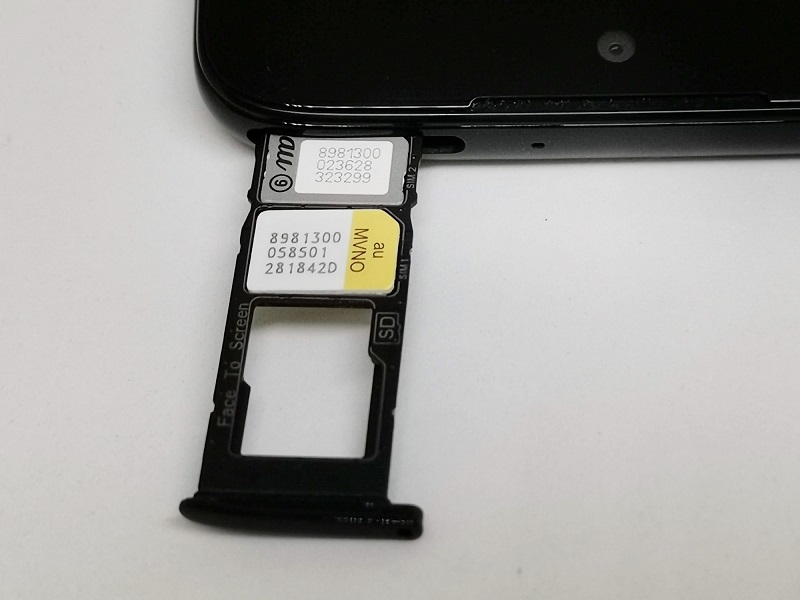 moto g7のSIMトレイには、microSDカード×1、nanoSIMカード×2のスロットが搭載