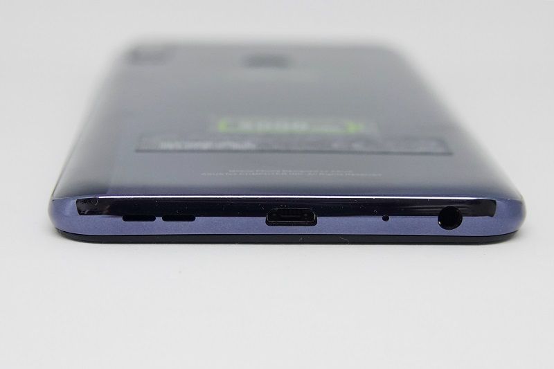 ZenFone Max Proはイヤホンジャック付き。接続端子はMicro USBポート